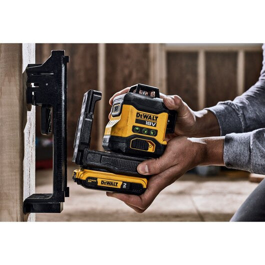 Niveau laser vert auto-nivelant 3 lignes 360° avec batterie 18V Li-Ion 2Ah Dewalt DCLE34031D1