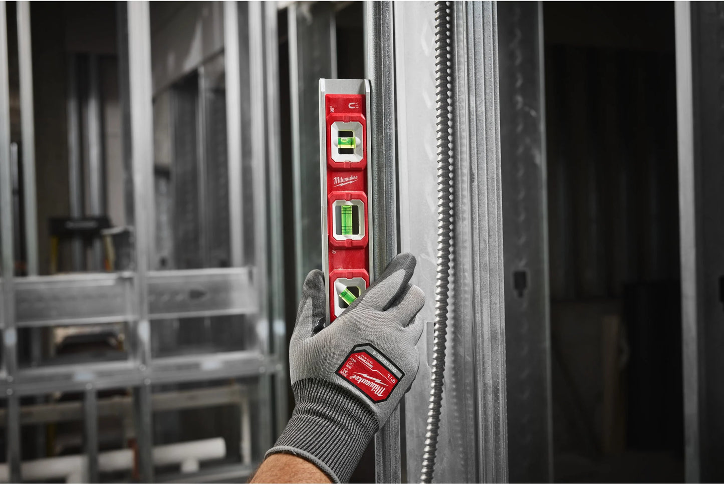 Ensemble spécial avec outils à main + chargeur + batterie + coffre de rangement à roulettes Milwaukee