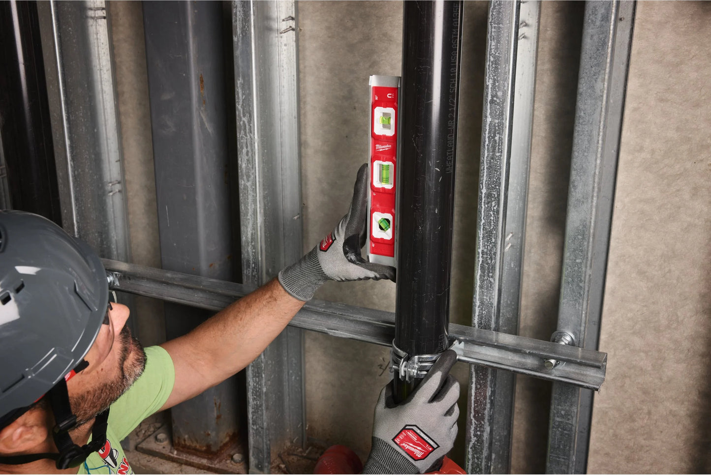 Ensemble spécial avec outils à main + chargeur + batterie + coffre de rangement à roulettes Milwaukee