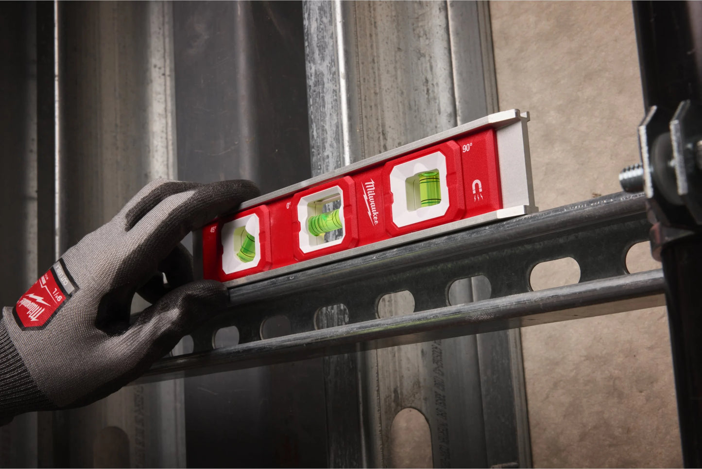 Ensemble spécial avec outils à main + chargeur + batterie + coffre de rangement à roulettes Milwaukee