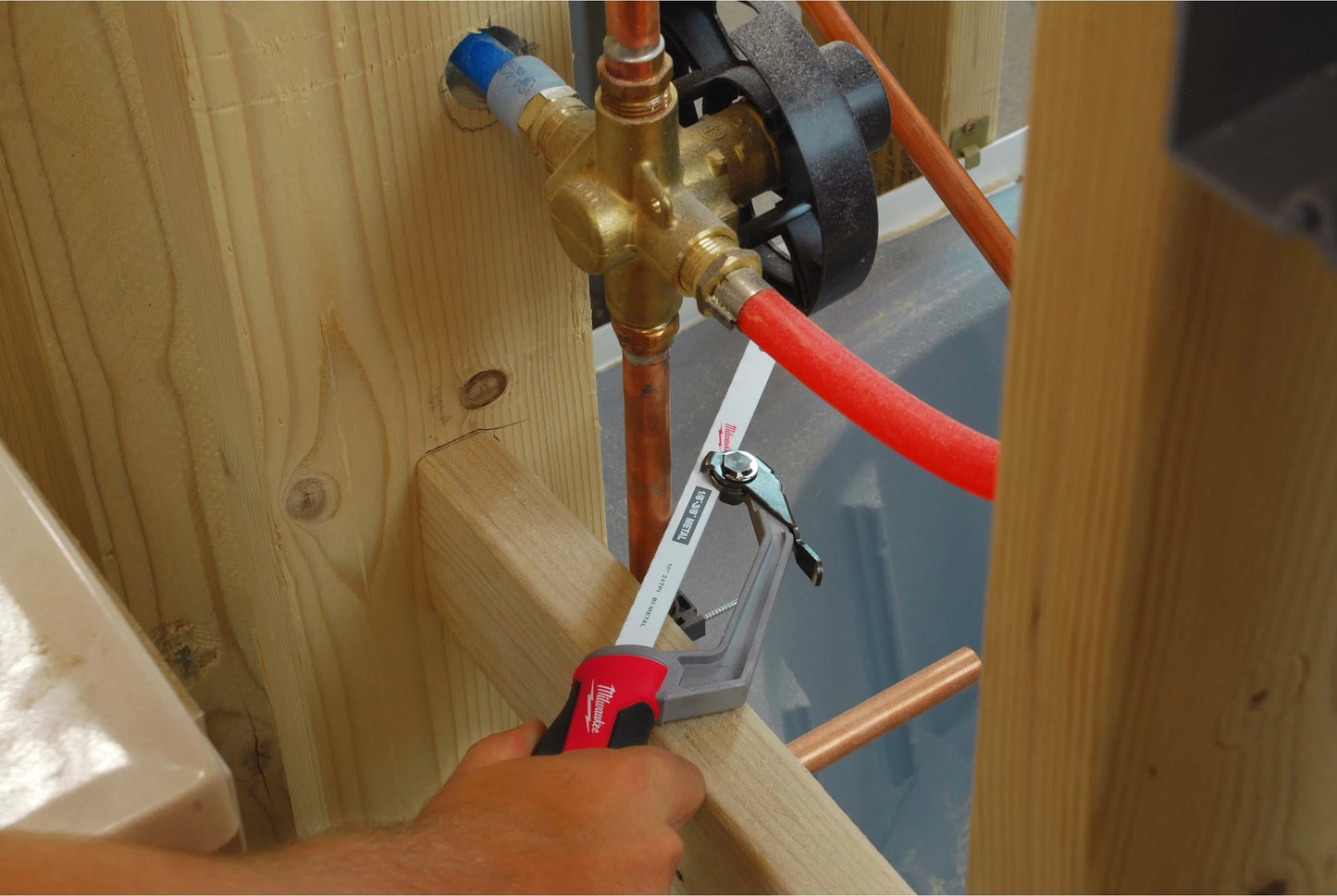 Ensemble spécial avec outils à main + chargeur + batterie + coffre de rangement à roulettes Milwaukee