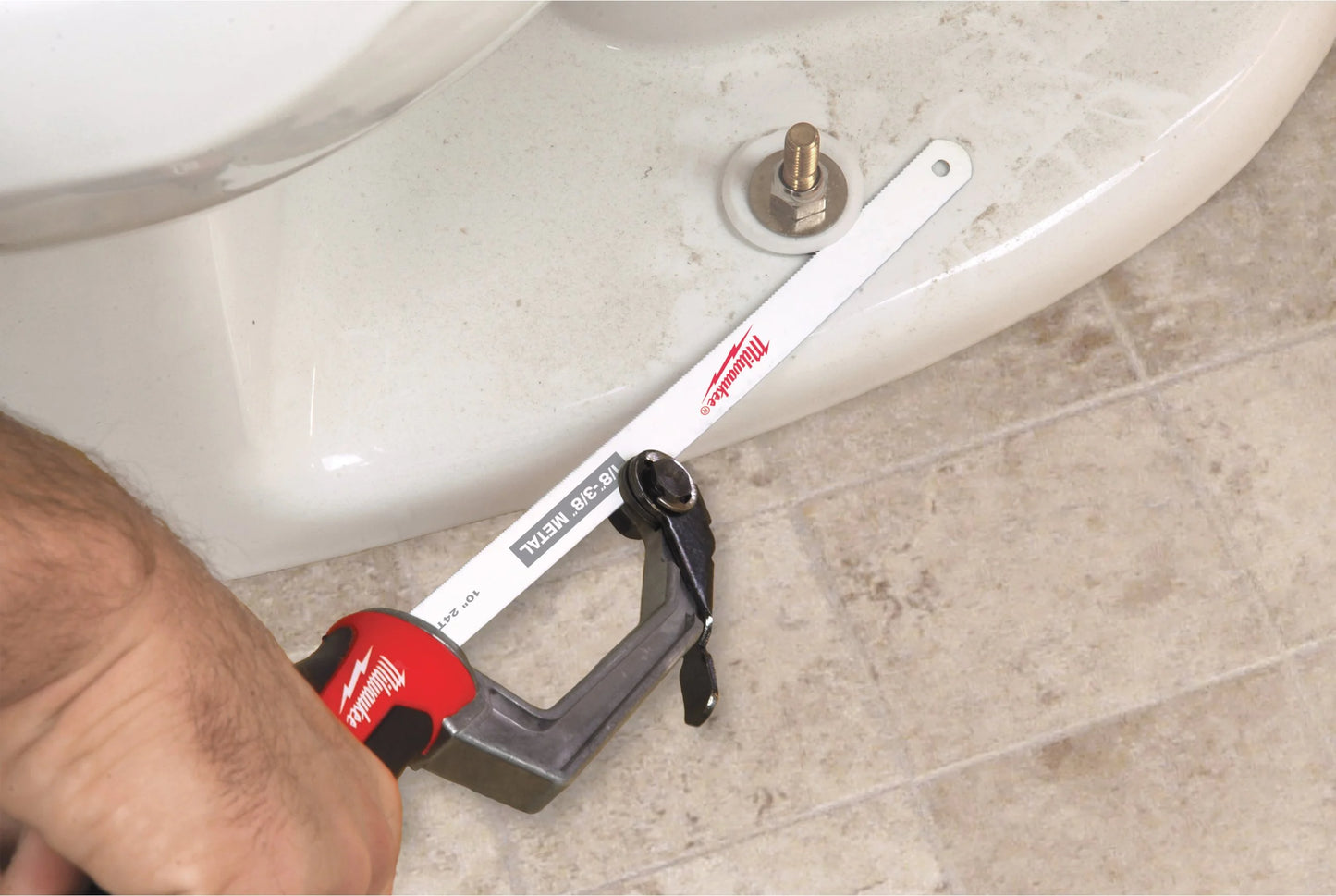 Ensemble spécial avec outils à main + chargeur + batterie + coffre de rangement à roulettes Milwaukee