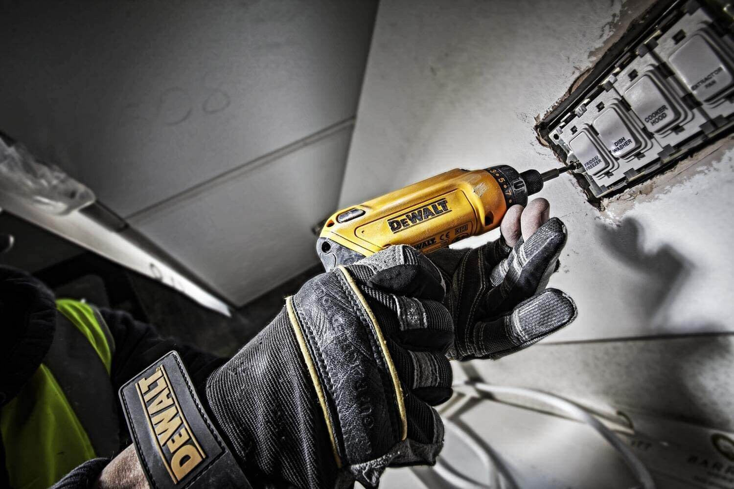 Atornillador Giroscópico 7,2V con dos baterías 1Ah y maletín Dewalt DCF680G2