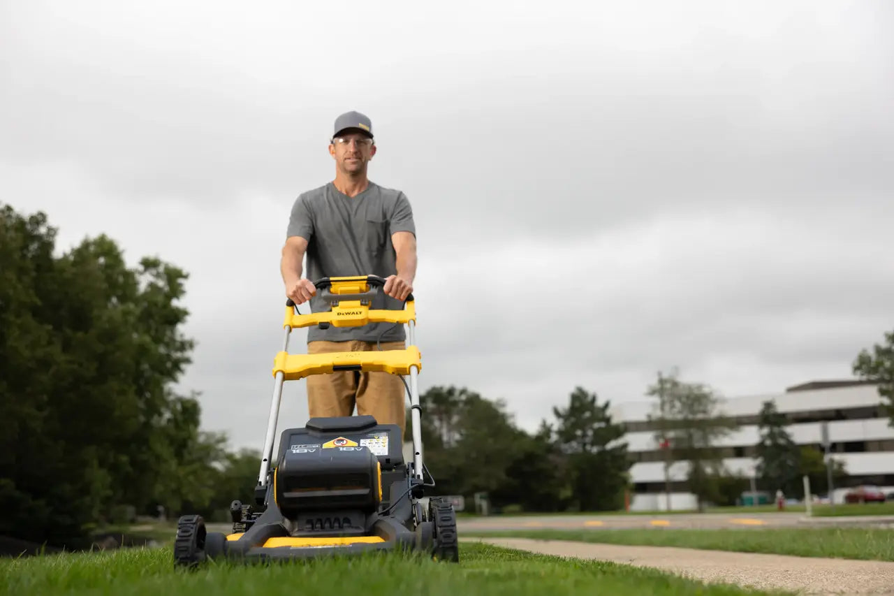 Tondeuse à gazon autotractée sans balai XR 18V 53cm Dewalt DCMWSP156N