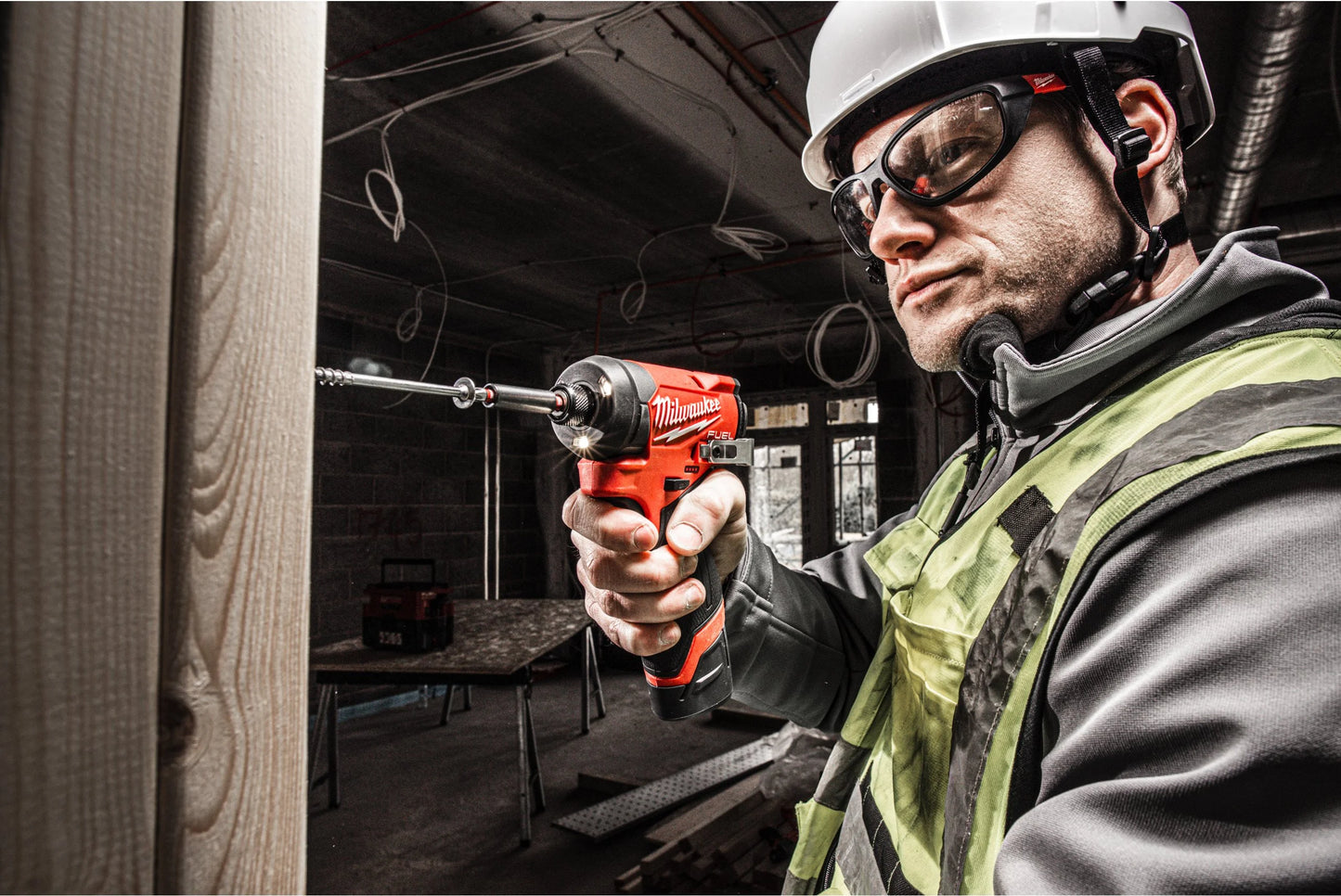 Pack d’outils : perceuse à percussion + visseuse à chocs + 2 batteries de 4,0 Ah + chargeur + mallette Milwaukee M12 FPP2A2-402X