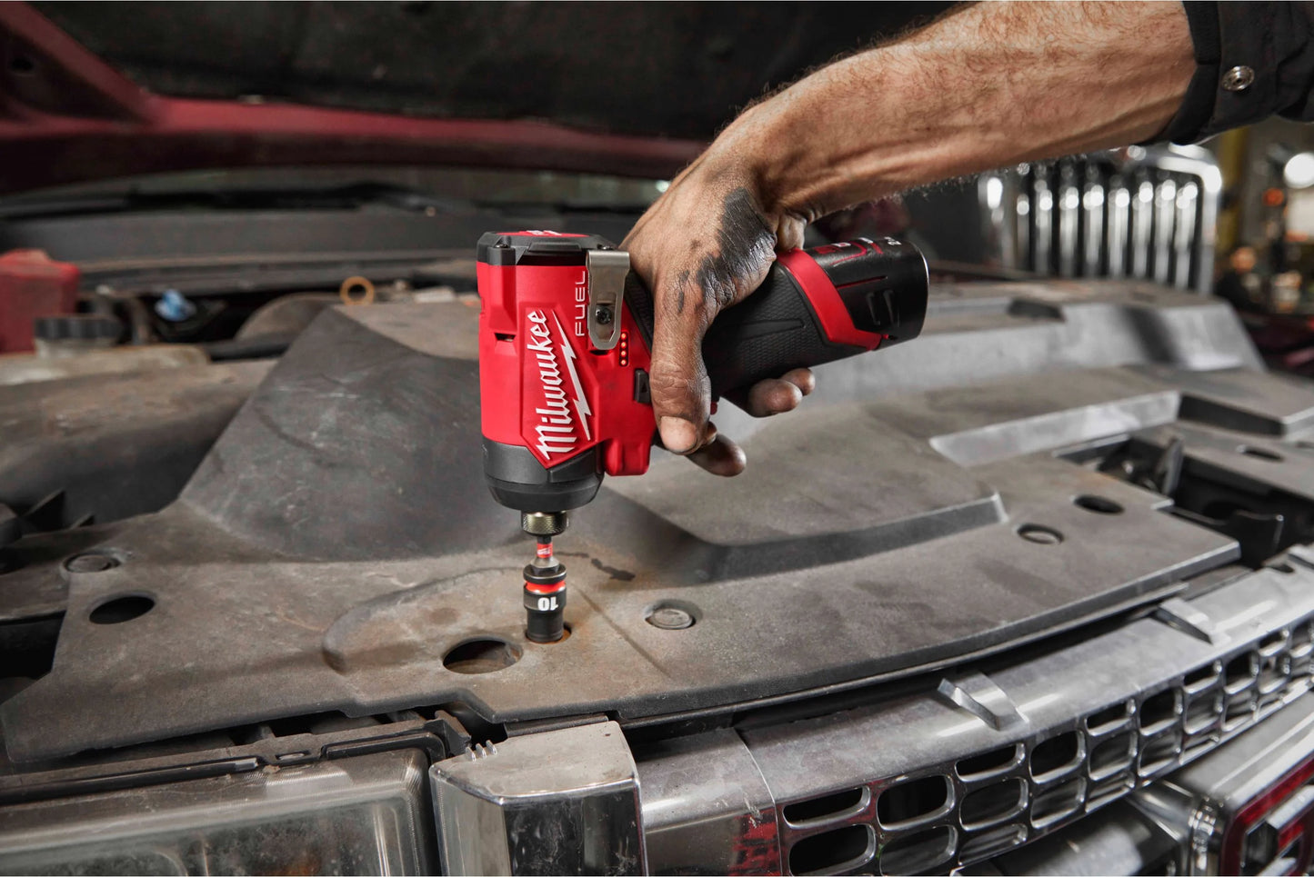 Pack d’outils : perceuse à percussion + visseuse à chocs + 2 batteries de 4,0 Ah + chargeur + mallette Milwaukee M12 FPP2A2-402X