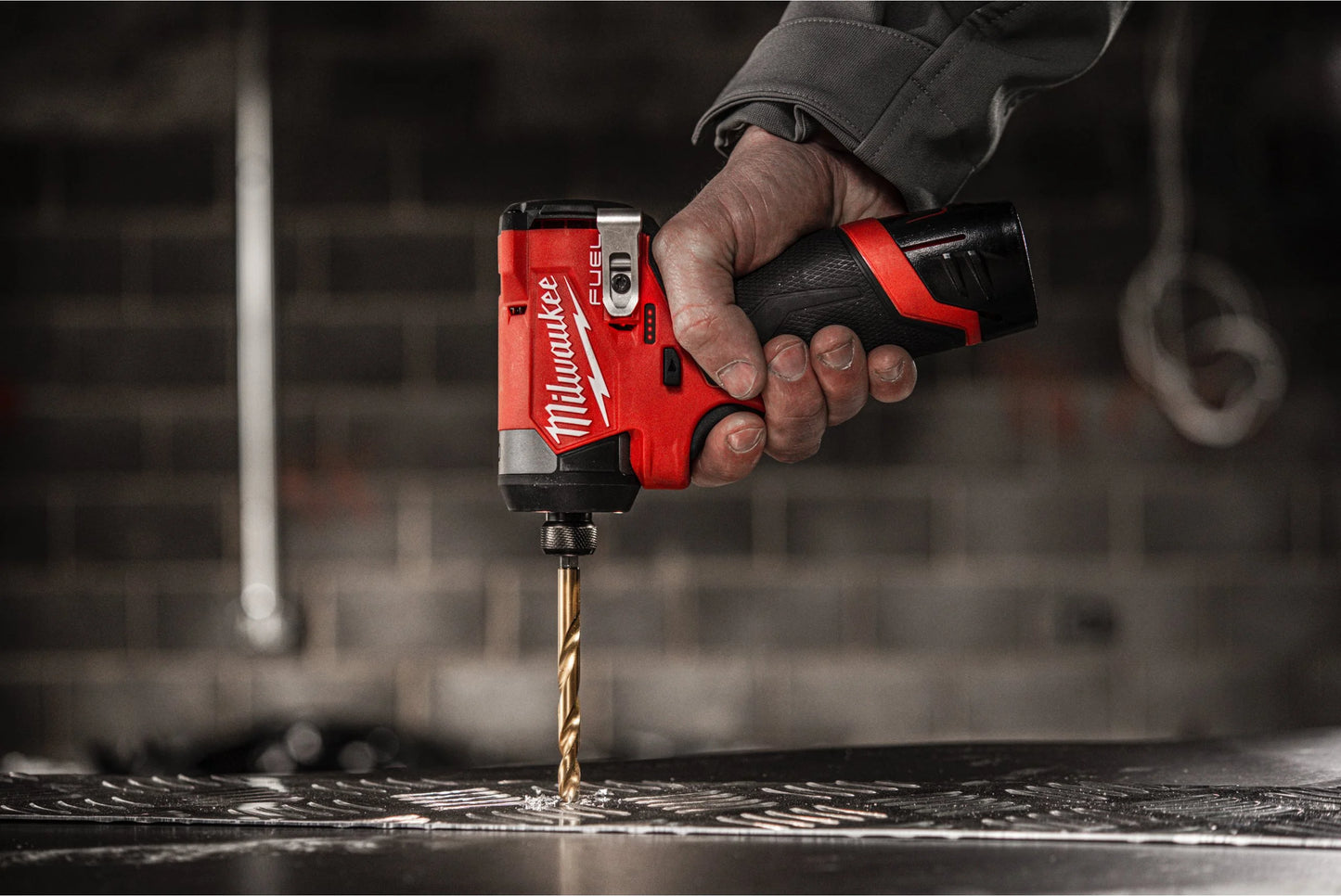 Pack d’outils : perceuse à percussion + visseuse à chocs + 2 batteries de 4,0 Ah + chargeur + mallette Milwaukee M12 FPP2A2-402X