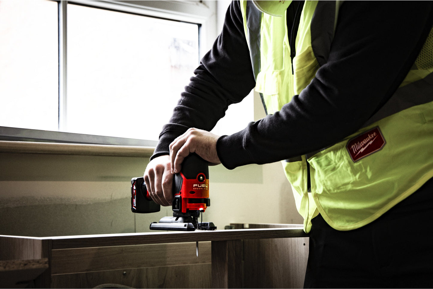 Scie sauteuse compacte M12 Fuel + batterie 2 Ah + batterie 4 Ah + chargeur + mallette Milwaukee M12 FJS-422X