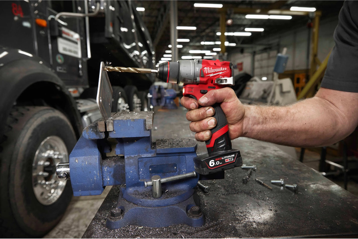 Pack d’outils : perceuse à percussion + visseuse à chocs + 2 batteries de 4,0 Ah + chargeur + mallette Milwaukee M12 FPP2A2-402X
