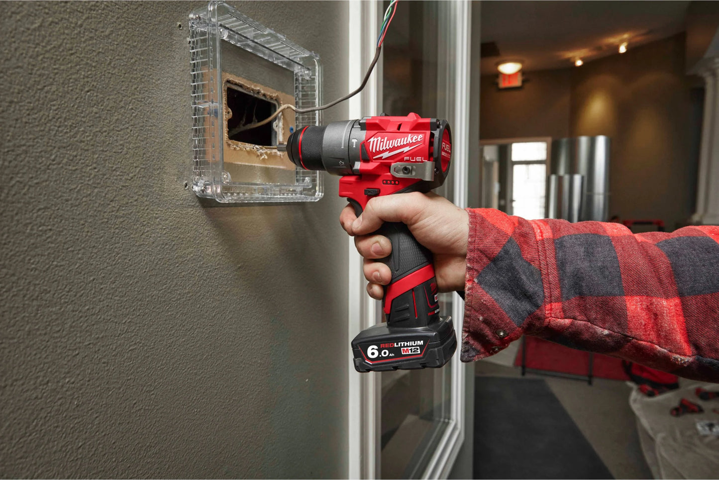 Pack d’outils : perceuse à percussion + visseuse à chocs + 2 batteries de 4,0 Ah + chargeur + mallette Milwaukee M12 FPP2A2-402X