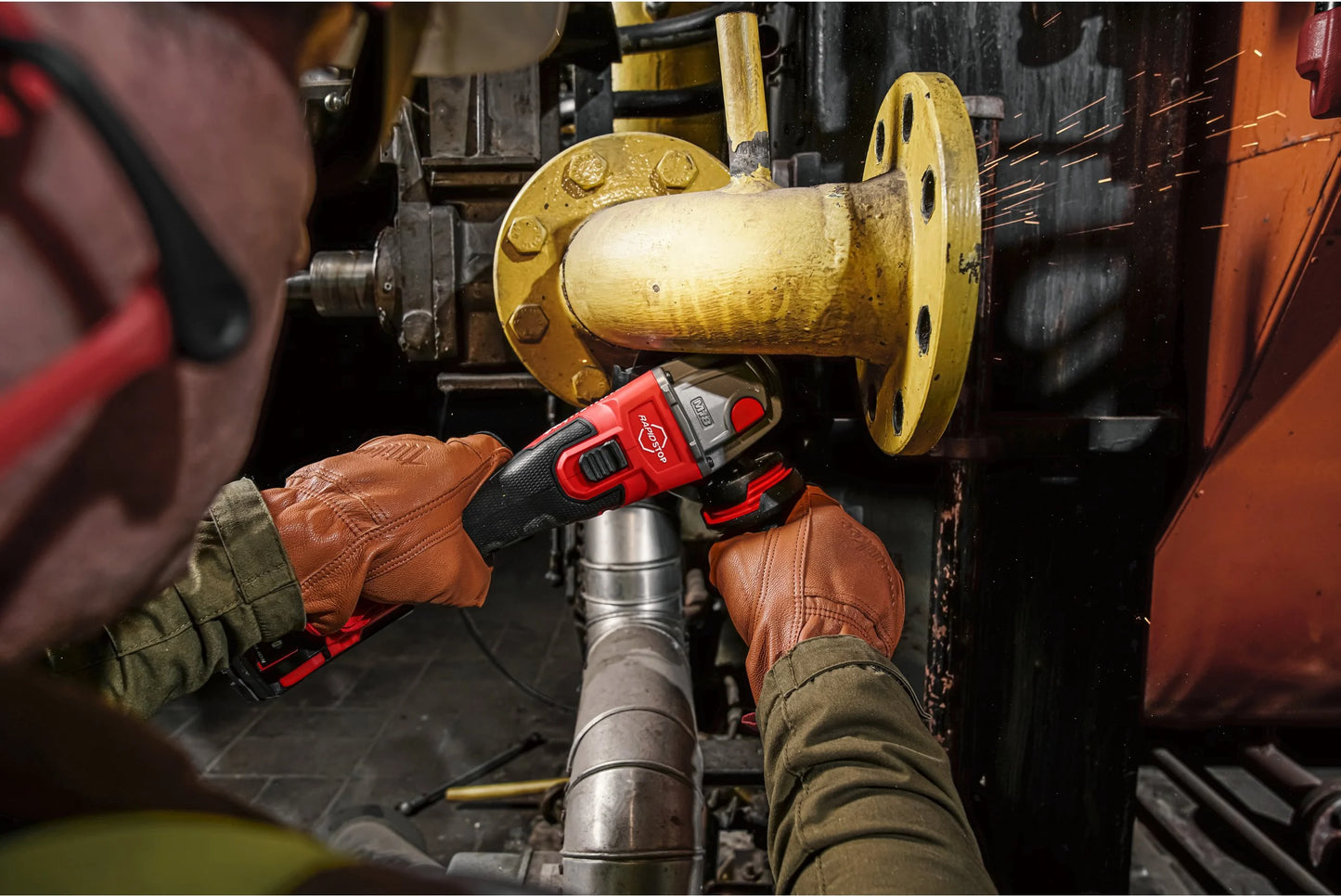 Meuleuse d’angle M18 125 mm avec frein et interrupteur à bouton + 2 batteries 5 Ah + chargeur + mallette Milwaukee M18 FSAG125XB-502X