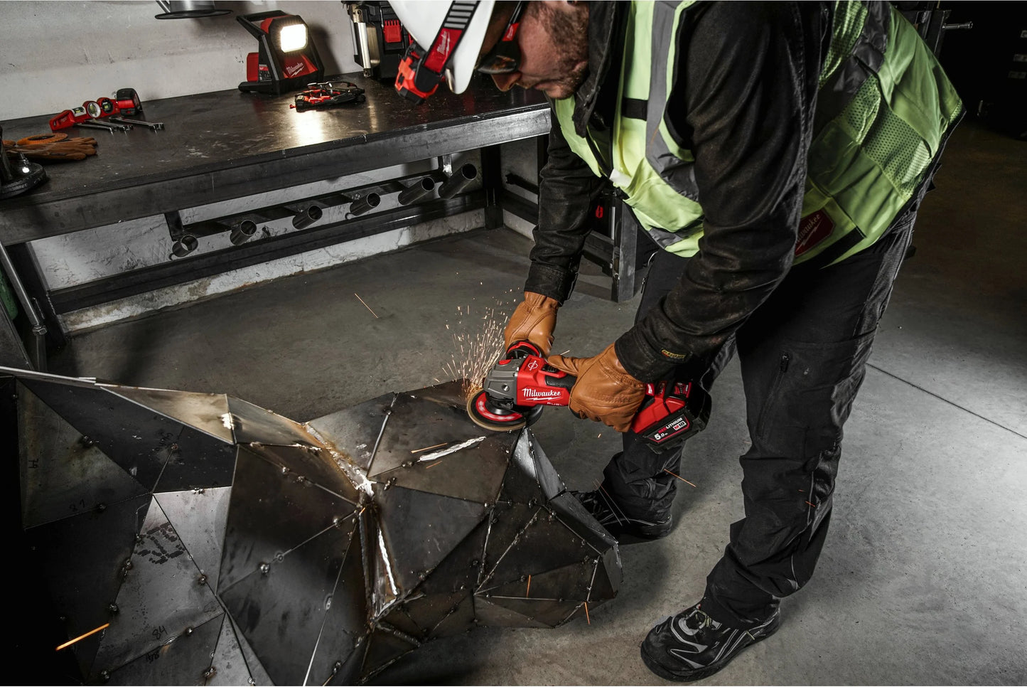 Meuleuse d’angle M18 125 mm avec frein et interrupteur à bouton + 2 batteries 5 Ah + chargeur + mallette Milwaukee M18 FSAG125XB-502X