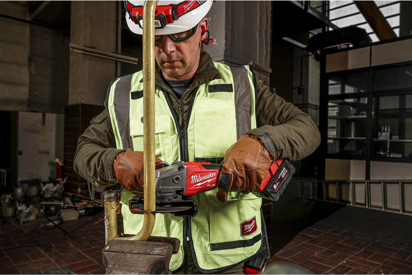 Meuleuse d’angle M18 125 mm avec frein et interrupteur à bouton + 2 batteries 5 Ah + chargeur + mallette Milwaukee M18 FSAG125XB-502X