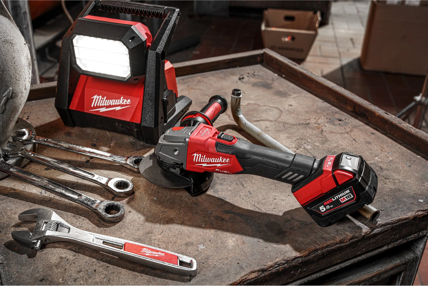 Meuleuse d’angle M18 125 mm avec frein et interrupteur à bouton + 2 batteries 5 Ah + chargeur + mallette Milwaukee M18 FSAG125XB-502X