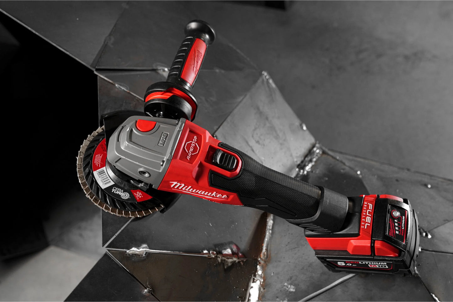 Meuleuse d’angle M18 125 mm avec frein et interrupteur à bouton + 2 batteries 5 Ah + chargeur + mallette Milwaukee M18 FSAG125XB-502X