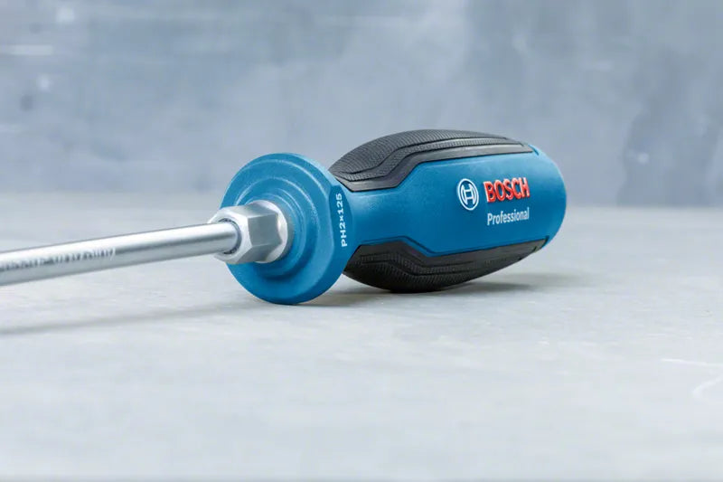 Ensemble perceuse-visseuse GSR 12V-15 et outils à main professionnels Bosch
